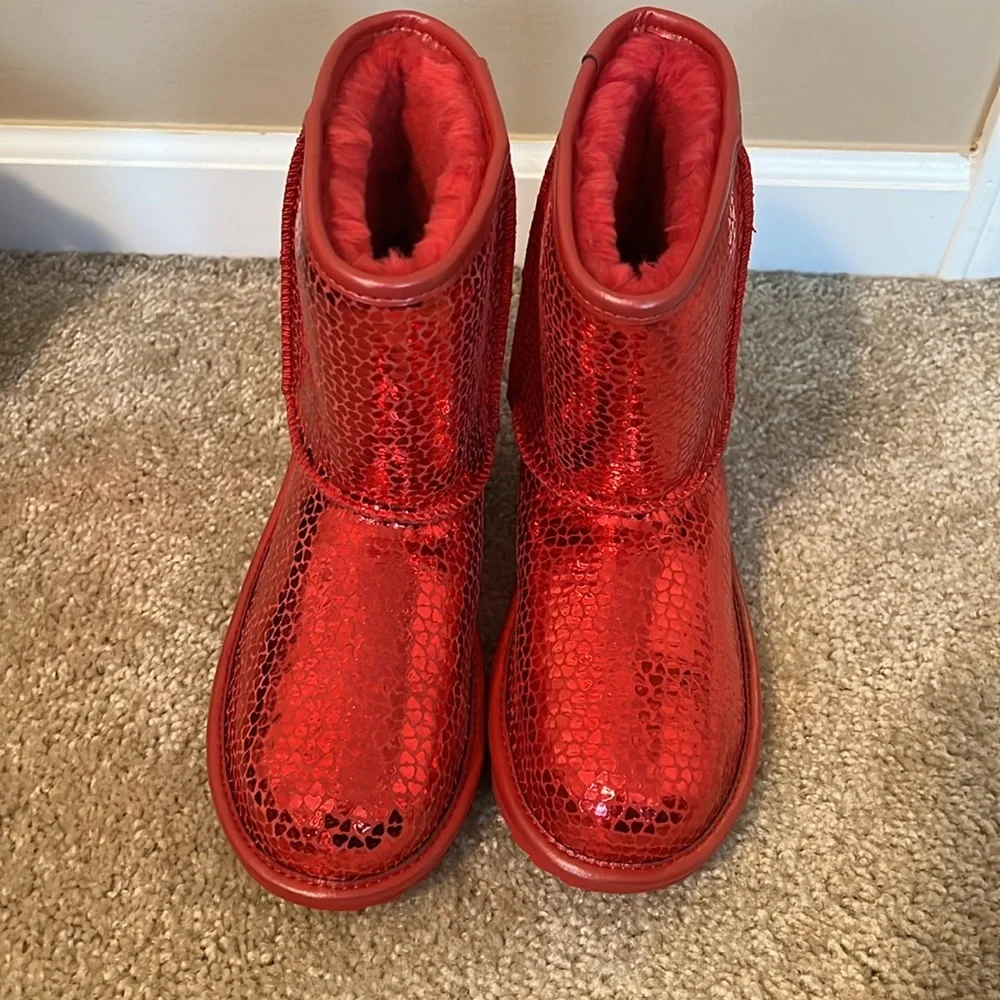 Ugg red heart boots kids shoe pull on size 7 toddler shoe metallic